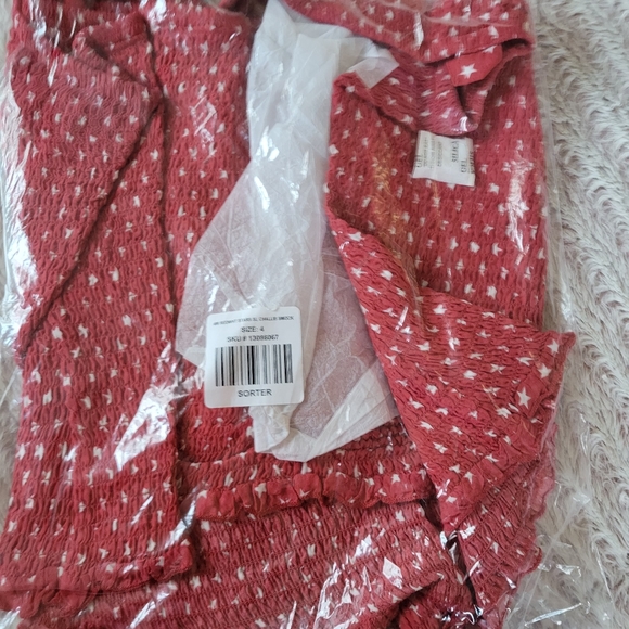 Torrid Size 4 Red Star Challis Smocked Crop Cami - Picture 3 of 5